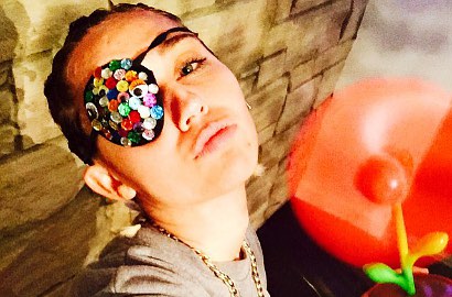 Pamer Foto Topless Seksi, Miley Cyrus Sedang Syuting MV Baru?