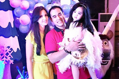Heboh Foto Nia Ramadhani Nyandar di Dekat Mertua