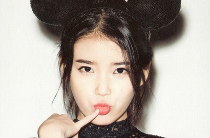 Foto IU Menyanyi 'Gratisan' di Pernikahan Sang Manajer