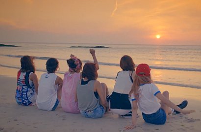 A Pink Nikmati Liburan di Pantai di Teaser MV 'Remember'