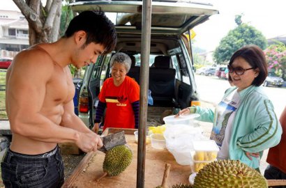 Ganteng Banget, Penjual Durian di Malaysia Ini Disebut Mirip Jay Chou