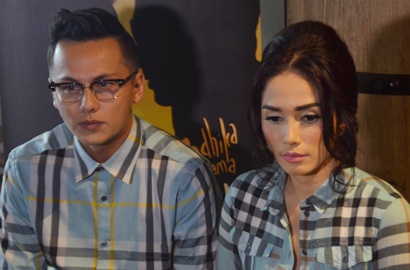 Ultah, Ussy Sulistiawaty Dapat Kejutan dan Ciuman dari Andhika Pratama