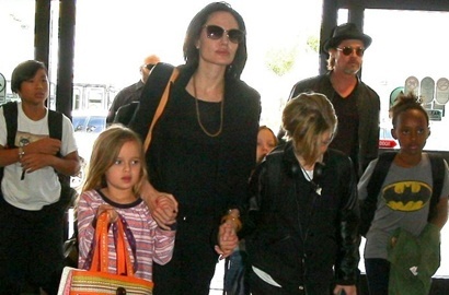 Angelina Jolie-Brad Pitt Rayakan Ultah Si Kembar dengan Ice Skating