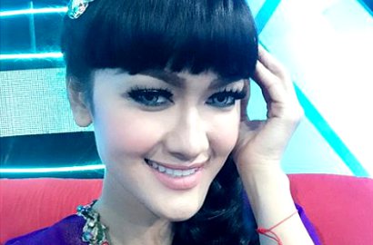 Rayakan Ultah ke-35, Julia Perez Pose Bak Ratu Cleopatra