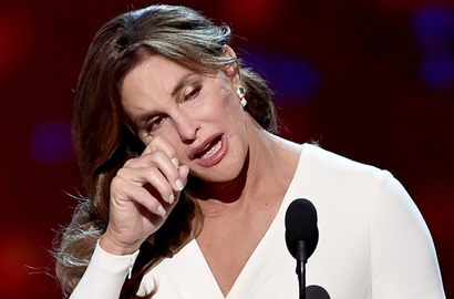 Caitlyn Jenner Menangis Saat Terima Penghargaan di ESPY Awards