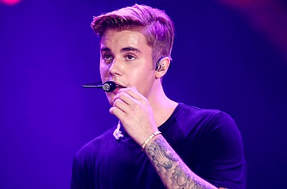 Justin Bieber Seksi Jilat Pisau di Pemotretan Interview