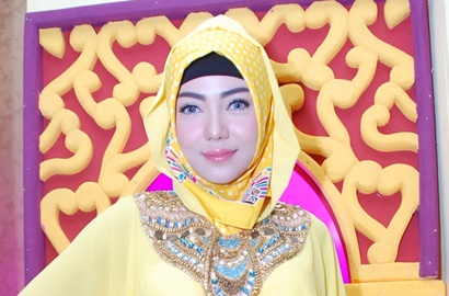 Netter Bingung Bella Shofie Sensor Wajah Jemaat Saat Sholat Idul Fitri