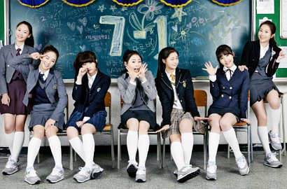 Pamer Celana Dalam di Panggung, Girlgrup Rookie Year 7 Class 1 Jadi Sorotan
