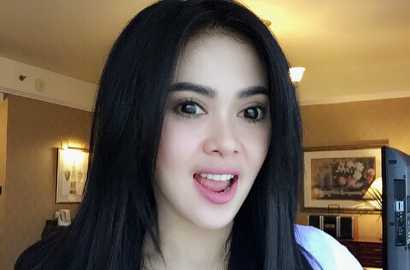Syahrini Punya Gandengan Baru Pria Bule