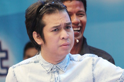 Billy Syahputra Sekeluarga dan Masyarakat Kunjungi Makam Olga Saat Lebaran