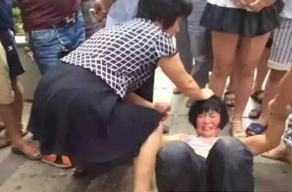 Diduga Menculik Anak, Wanita Tiongkok Ditelanjangi di Jalan