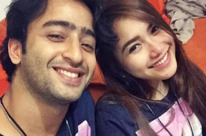 Inikah Foto Lebaran Shaheer Sheikh Bareng Ayu Ting Ting Sekeluarga?