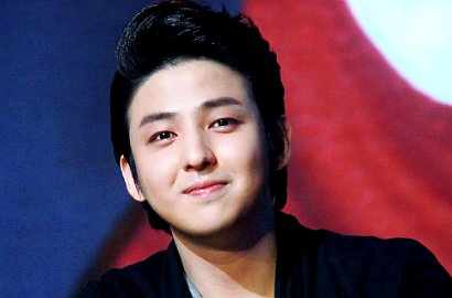 Muncul Setelah 10 Bulan, Kibum SuJu Kembali Misterius