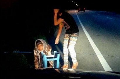 Tak Punya Uang, Nenek di Malaysia Nekad Mudik Merangkak