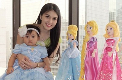 Lucunya Keponakan Sandra Dewi, Sharena Moselle Saat Main Telepon