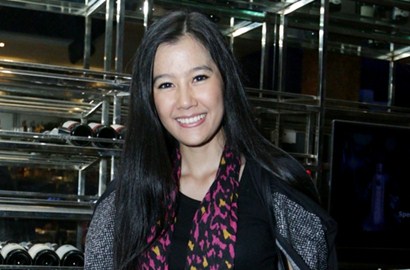 Ardina Rasti Warnai Rambut Mirip Pelangi Demi 'Dreams'