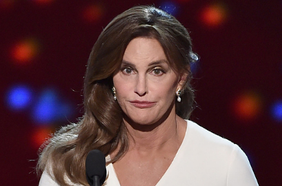 Caitlyn Jenner Mesra dengan Teman Wanita di Bar Khusus Gay