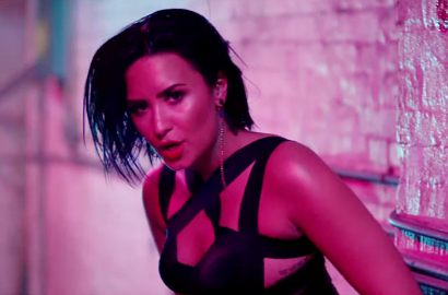Demi Lovato Makin Seksi dan Menggoda di MV 'Cool for the Summer'