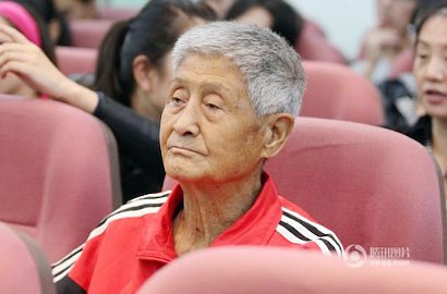 Kakek Usia 84 Tahun Akhirnya Lulus Kuliah dan Raih Gelar Sarjana