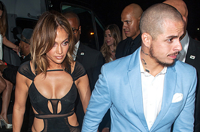 Rayakan Ultah Ke-46 Tahun, Jennifer Lopez Kenakan Gaun Super Seksi