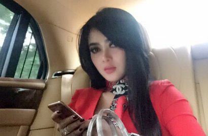 Syahrini Pamer Paha Mulus Saat Mesra Bareng Dash Berlin di Belanda