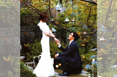 Fans Jepang Rela Hujan-Hujanan Demi Melihat Pernikahan Bae Yong Joon