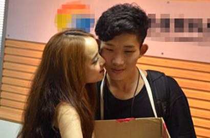 Pasangan Muda di Tiongkok Dipecat Gara-Gara Suap-Suapan di Kantor