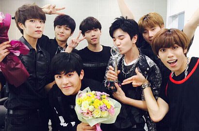 Infinite Traktir Fans Hotdog dan Minum Kopi di Acara 'Inkigayo'