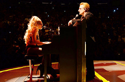 Tampil Berbikini, Lady Gaga Beri Kejutan untuk Penonton Konser U2