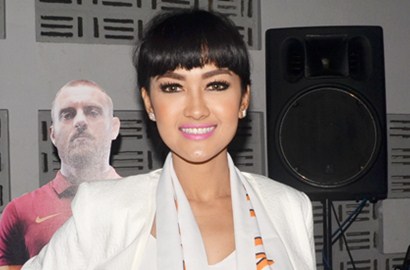 Jadi Manajer Tim Putih AS Roma, Julia Perez Foto Bareng Francesco Totti