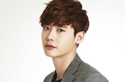 Makin Terkenal, Lee Jong Suk Jadi Bintang Tamu 'Happy Camp'