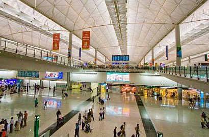 Ada 'Tangan Misterius' Muncul di Dalam Toilet Bandara Hong Kong