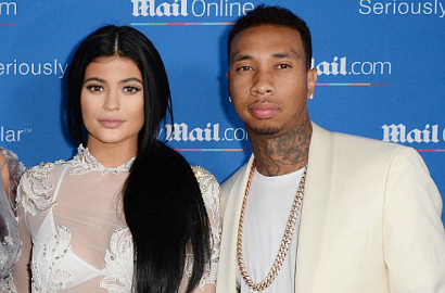 Pakai Cincin di Jari Manis, Kylie Jenner Menikah di Usia 17 Tahun?