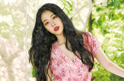 Dikabarkan Keluar dari f(x), Sulli Pose Ceria di Foto Baru