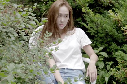 Jessica Jung Pamer Perut Seksi di Video Iklan Baru BLANC & ECLARE
