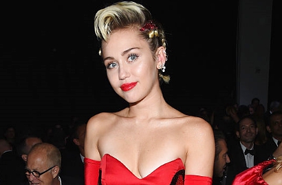 Jadi Host MTV Video Music Awards, Miley Cyrus Acungkan Jari Tengah