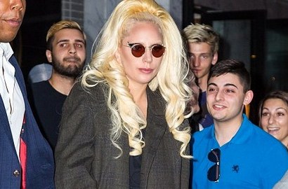 Sepatu Unik Lady GaGa Setinggi 12 Cm Ini Ternyata Hasil Lelang