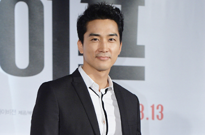 Song Seung Heon Pamer Foto Saat Konferensi Pers 'Wonderful Nightmare'
