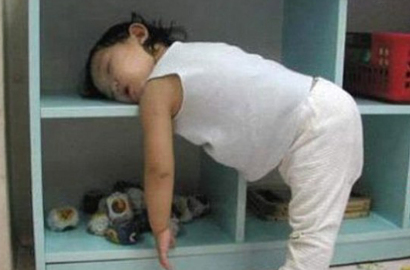 Astaga, Kocaknya Pose Tidur Balita di Sembarang Tempat Bikin Gemas