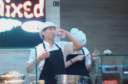 Pegawai Kafe Dipecat Usai Ketahuan Kikis Kulit Mati dengan Pisau