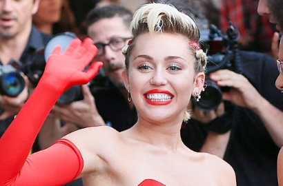 Biasa Tomboy, Miley Cyrus Seksi dengan Rambut Pirang Panjang