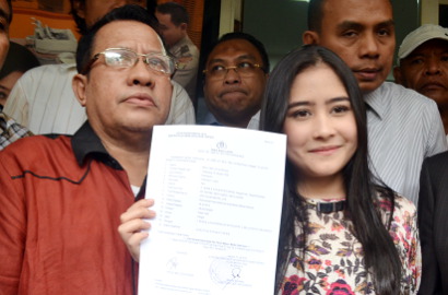 Prilly Latuconsina Perlihatkan Foto Bugil Mirip Dirinya di Polda Metro Jaya
