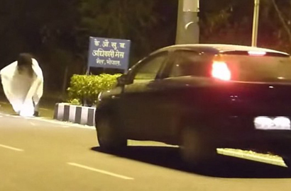 Lihat Penampakan, Pengemudi Mobil Ini Malah Tabrak si 'Hantu'