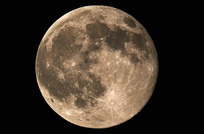 Intip Cantiknya Fenomena 'Bulan Biru' di Berbagai Negara