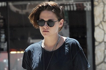 Kristen Stewart dan 'Ceweknya' Kompak Pakai Baju Senada