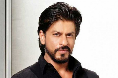 Turun Pesawat, Shahrukh Khan Tertangkap Kamera Masih Bertasbih