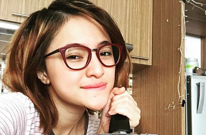Marshanda Dihujat Netter Gara-Gara Pose Selfie Kelihatan Tali Bra