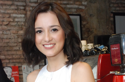 Julie Estelle Cs Serius Baca Naskah untuk Film 'Surat dari Praha'