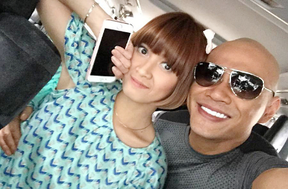 Deddy Corbuzier Cium Mesra Chika Jessica di Video Film 'Triangle'
