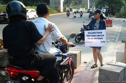 Cewek Ini Berani 'Begal' Pengguna Motor di Trotoar Demi Pejalan Kaki